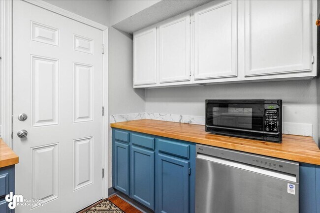 Building Photo - The Single-Family Alternative: 3BD/2BA Triplex Unit with Modern Comforts