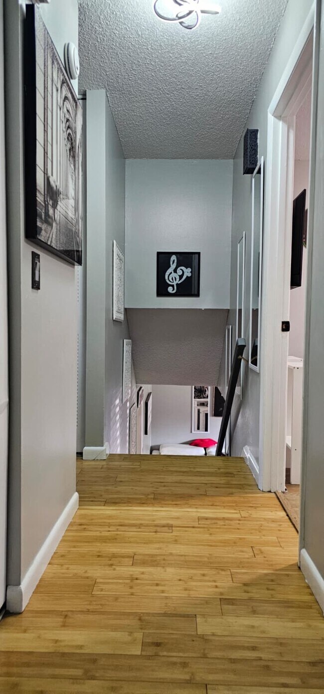 Building Photo - 4880 Barclay Square Dr