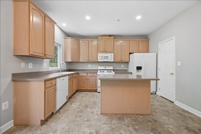 Building Photo - 1004 Collindale Ave
