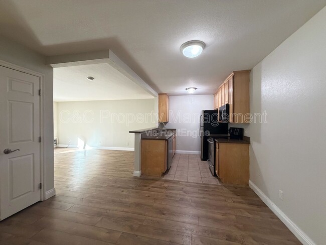 Building Photo - 1045 Peach Ave