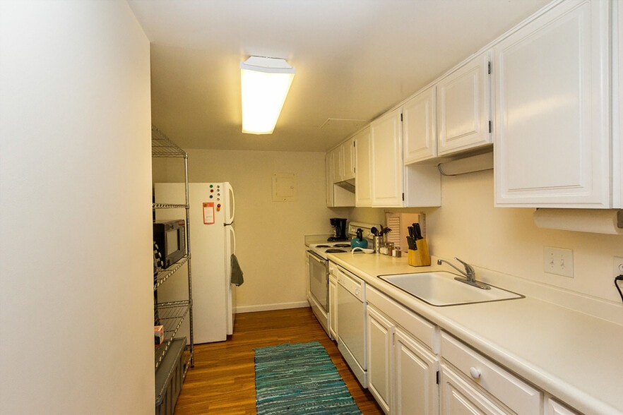 Full Kitchen - 207 5th Ave SW #308