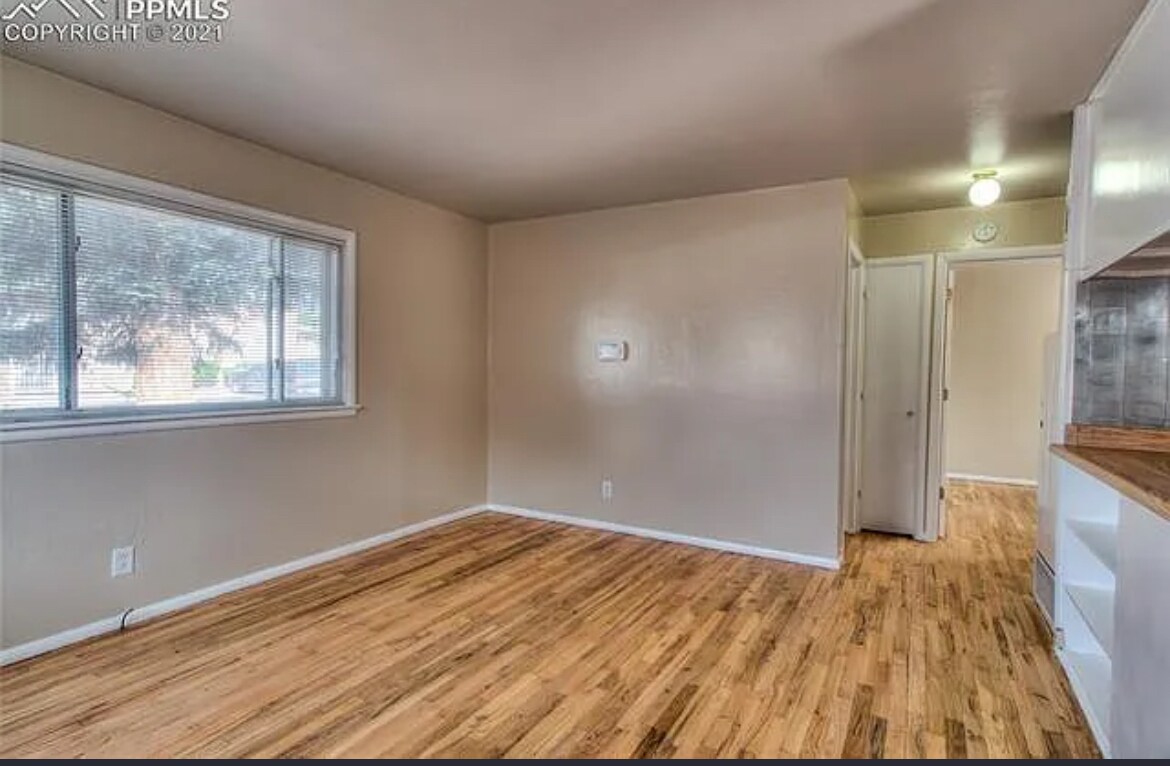 Living room - 3121 N Arcadia St