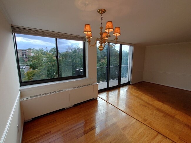 Building Photo - 600 Roosevelt Blvd