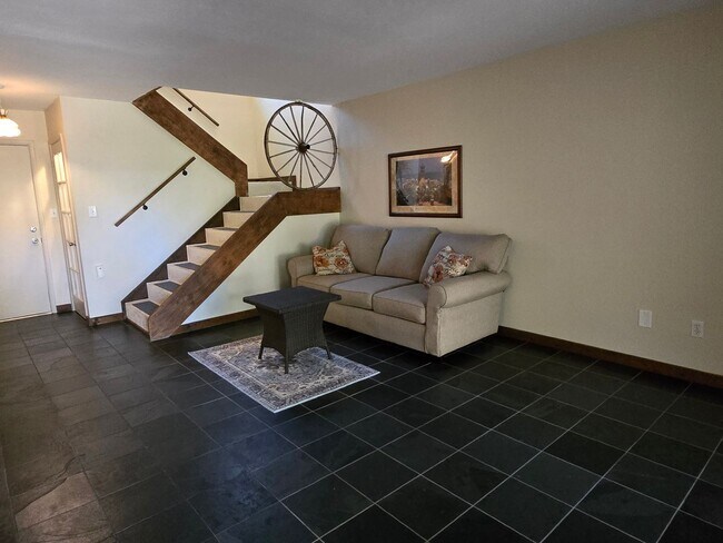 Building Photo - Beautiful two story, 3 bed, 1 full bath, 2...