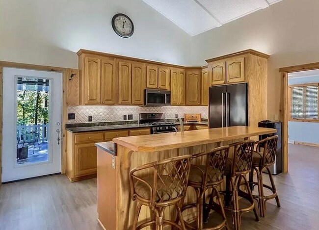 Building Photo - Beautiful and Spacious! Upgraded Multi-lev...