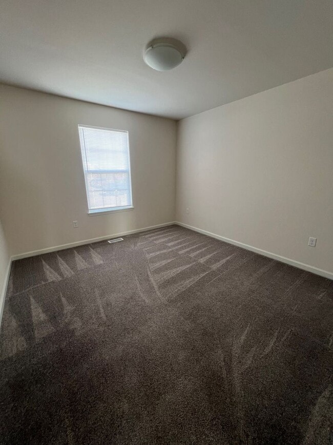 Building Photo - Private Charming Home!