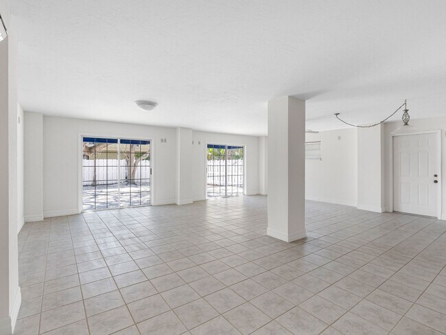 Building Photo - $500 OFF FIRST MONTHS RENT!