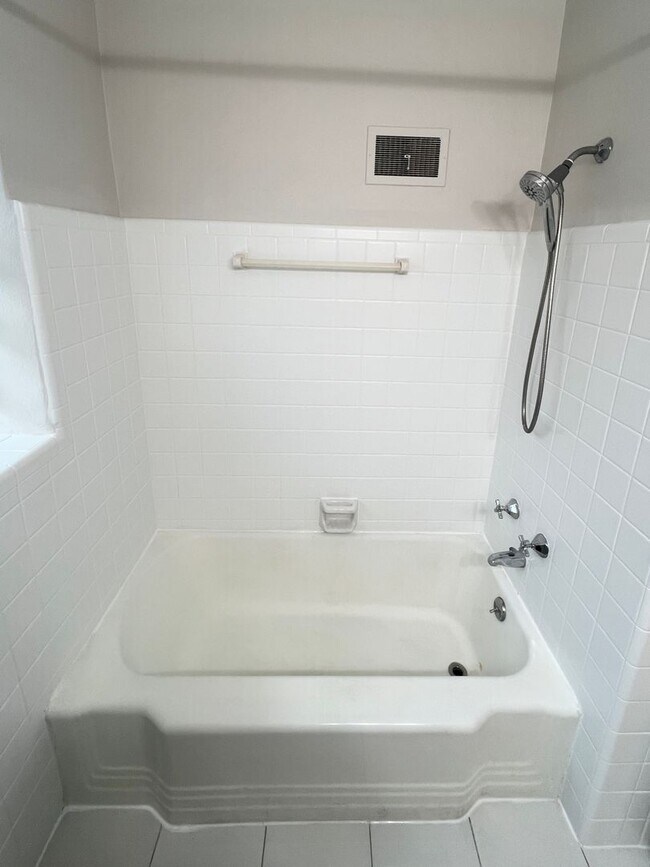 Building Photo - 5012-5014 Jamieson