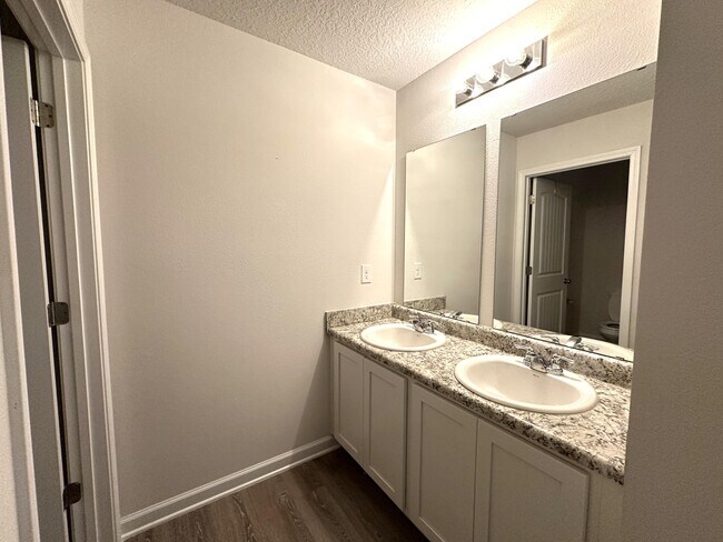 Building Photo - 3262 Chapelwood Dr