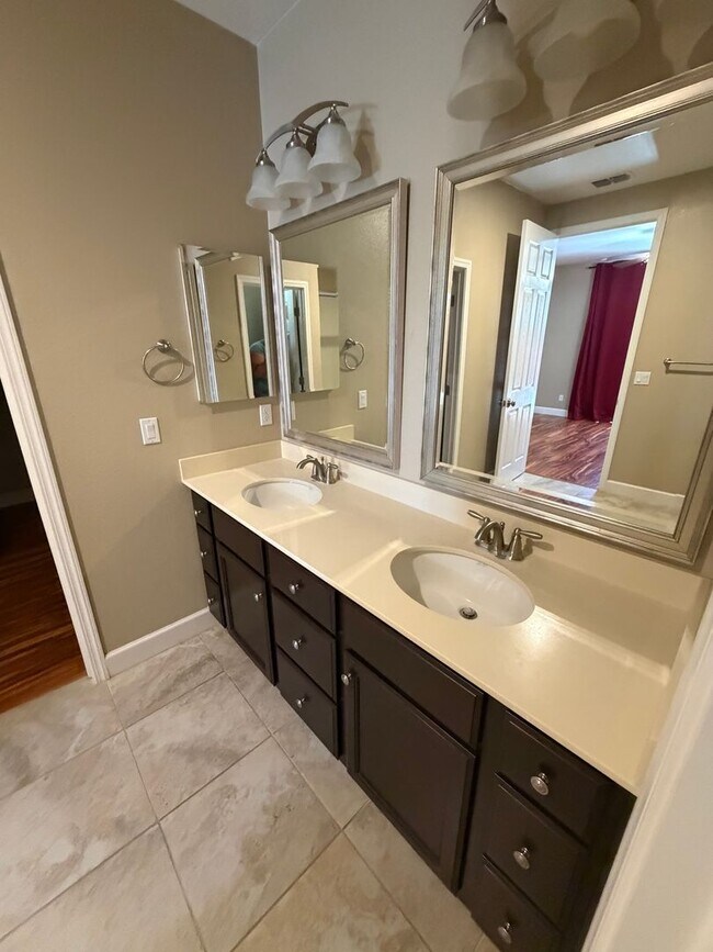 Building Photo - 2487 N Mountainside Dr