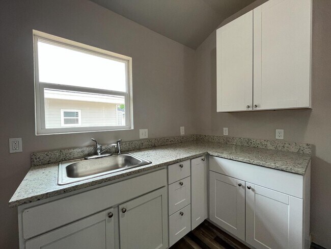 Building Photo - 8109 Glider Ave