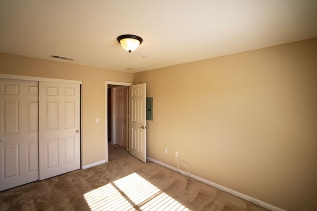 Building Photo - Welcome home to this beautifully designed ...