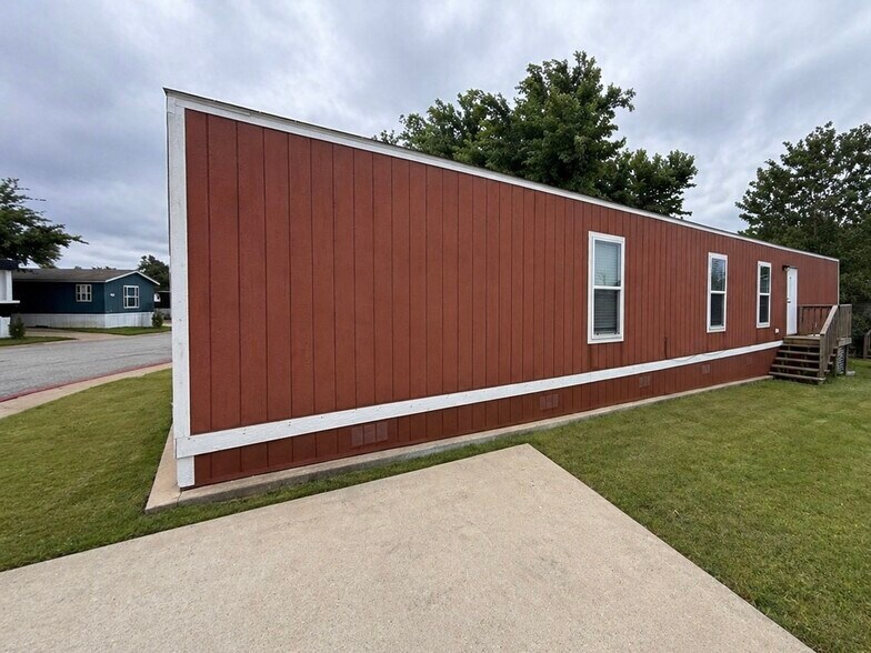 Building Photo - 709 N Collins Fwy