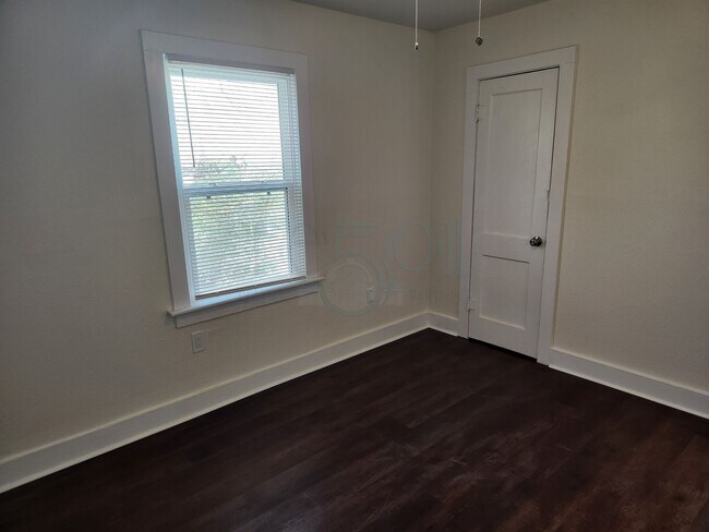 Building Photo - *Availabe Soon* Completely Remodeled Home!