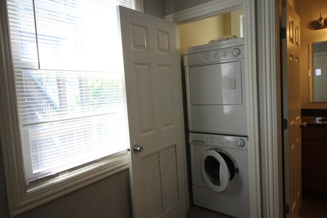 Building Photo - 4010 N Hamlin Ave