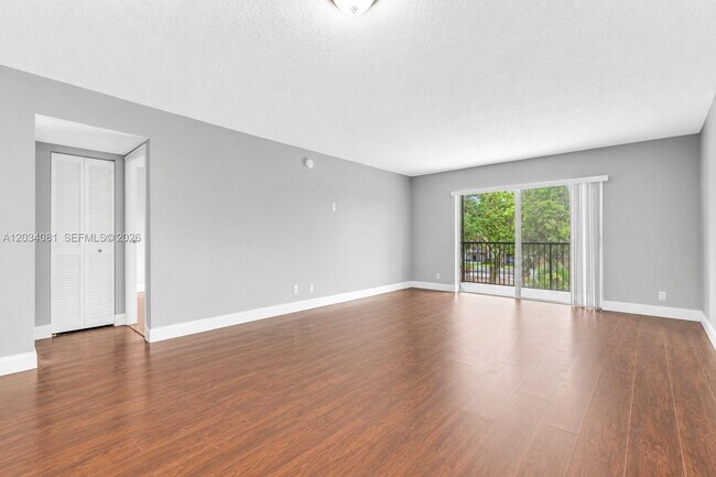 Building Photo - 5961 N Falls Cir Dr