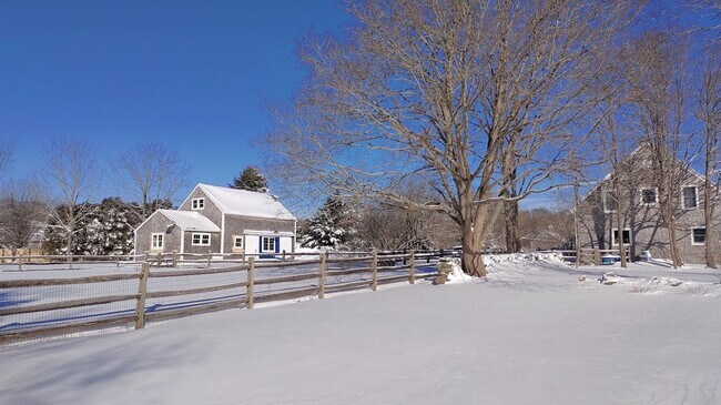Winter exterior scene. - 94 Cross Rd