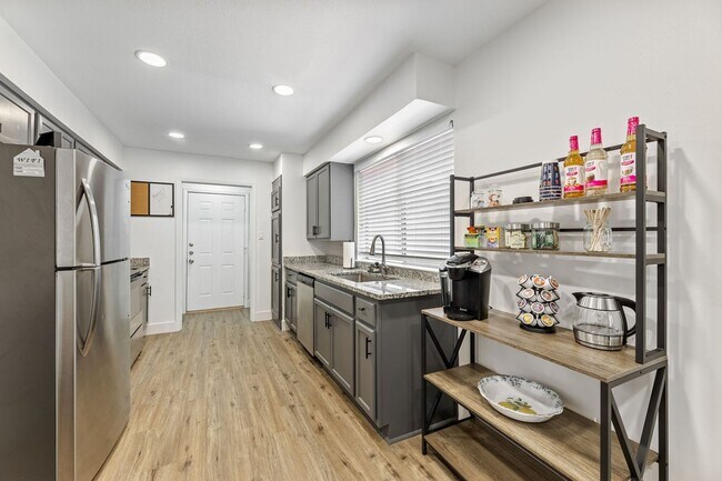 Building Photo - READY FOR MOVE IN NOW!