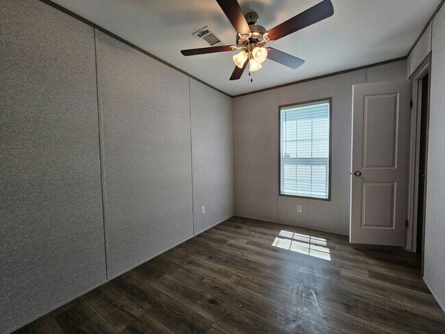 Building Photo - 491 Suwanee Dr