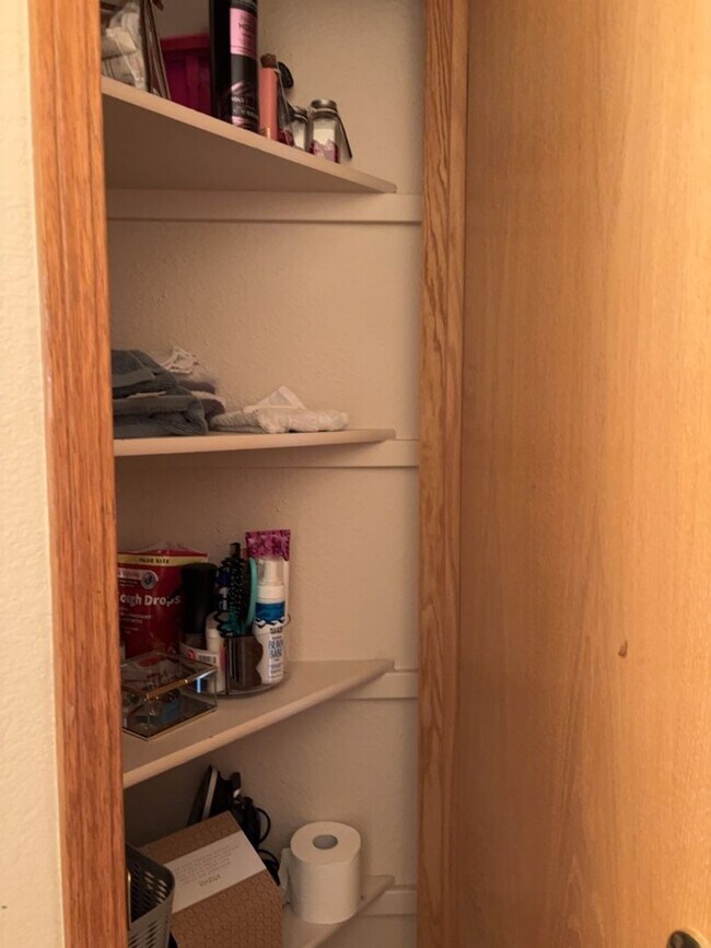 Building Photo - STUDENTS WELCOME! 3 Bed, 2 Bath Duplex in West Fort Collins close to Foothills