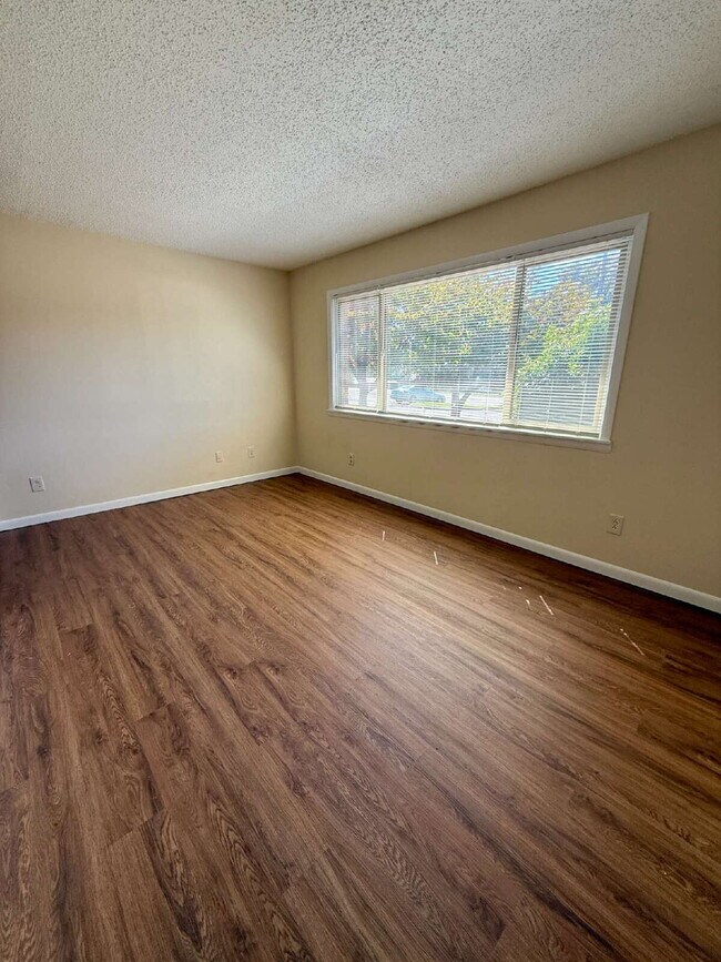 Building Photo - 2BR/1BA Condo in Greenbrier