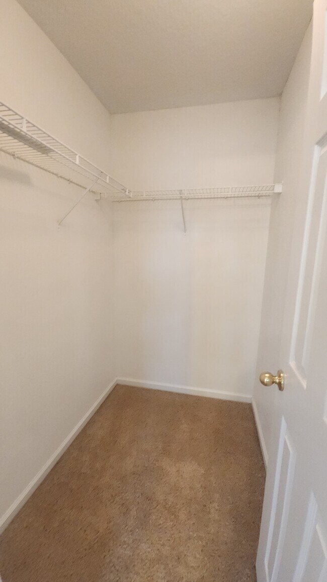 Building Photo - Lovely 2 bedroom move-in ready condo locat...