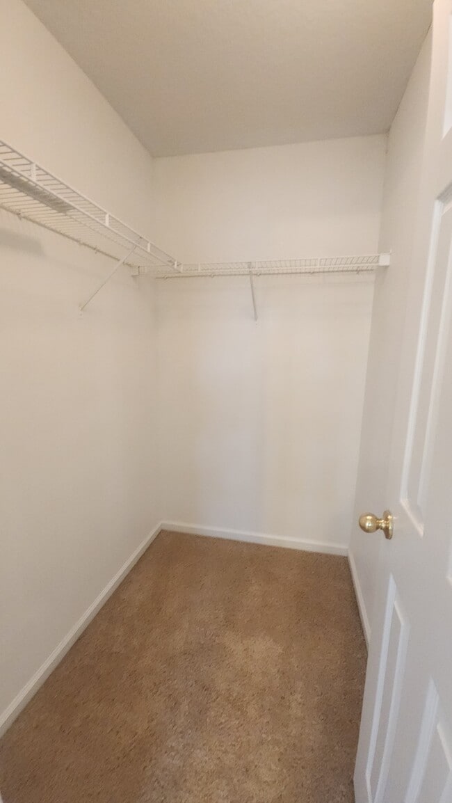 Building Photo - Lovely 2 bedroom move-in ready condo located in The Gables community!