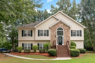 Building Photo - Impressive 4 Bed, 3 Bath Home with Fenced ...