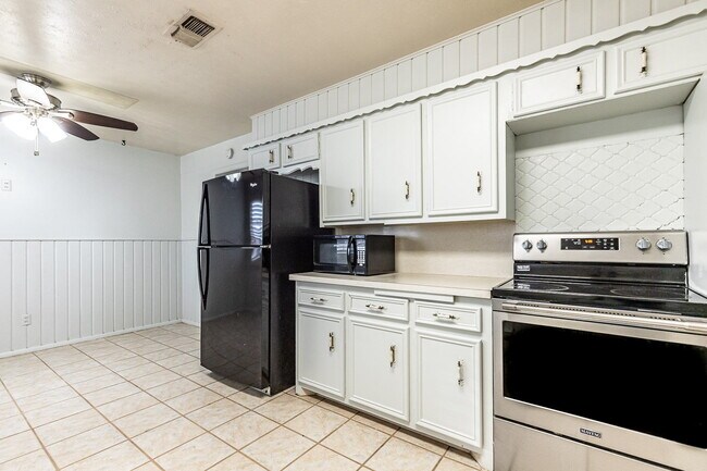 Building Photo - Charming 3 bedroom 2 bathroom