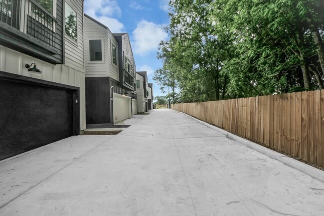 Building Photo - 5103 Mallow St