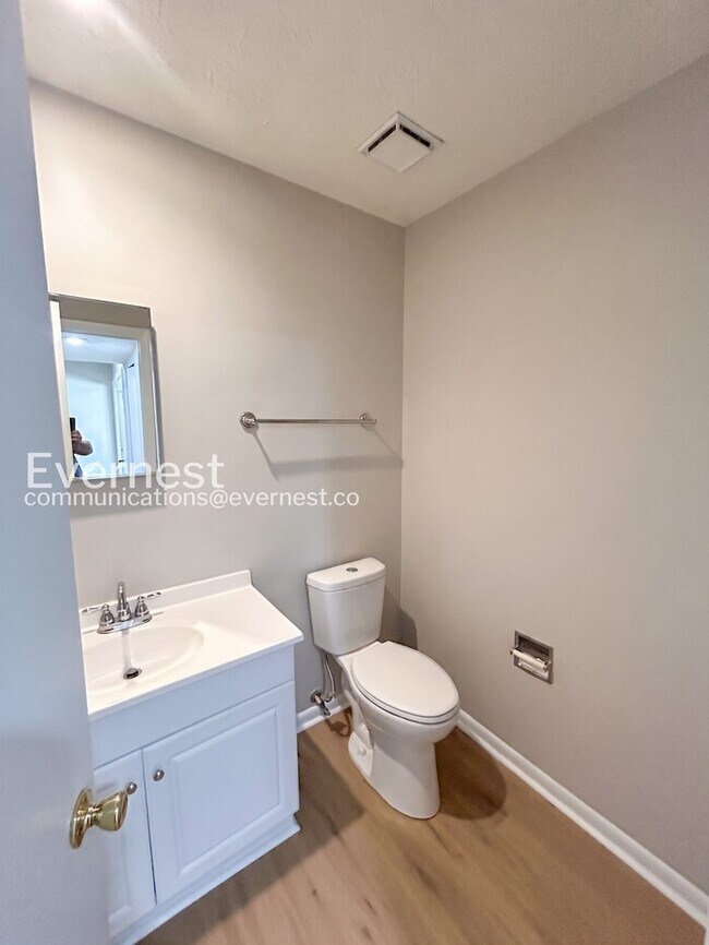 Building Photo - 3 Bed/1.5 Bath Townhome with Off-Street Parking / Available Soon!