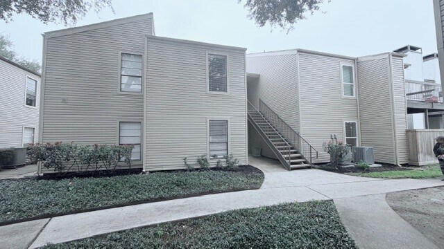 Building Photo - 9707 Richmond Ave.