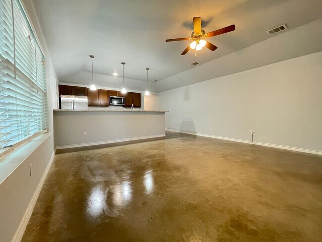 Building Photo - 915 Rebecca Ln
