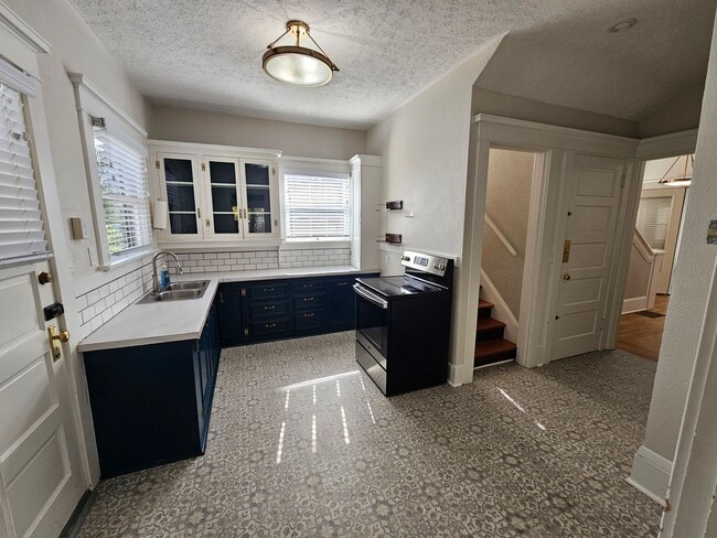 Building Photo - Craftsman Home on Broadway with Live-Work ...