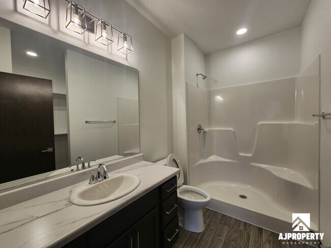 Building Photo - 300 S Willow Spring Dr