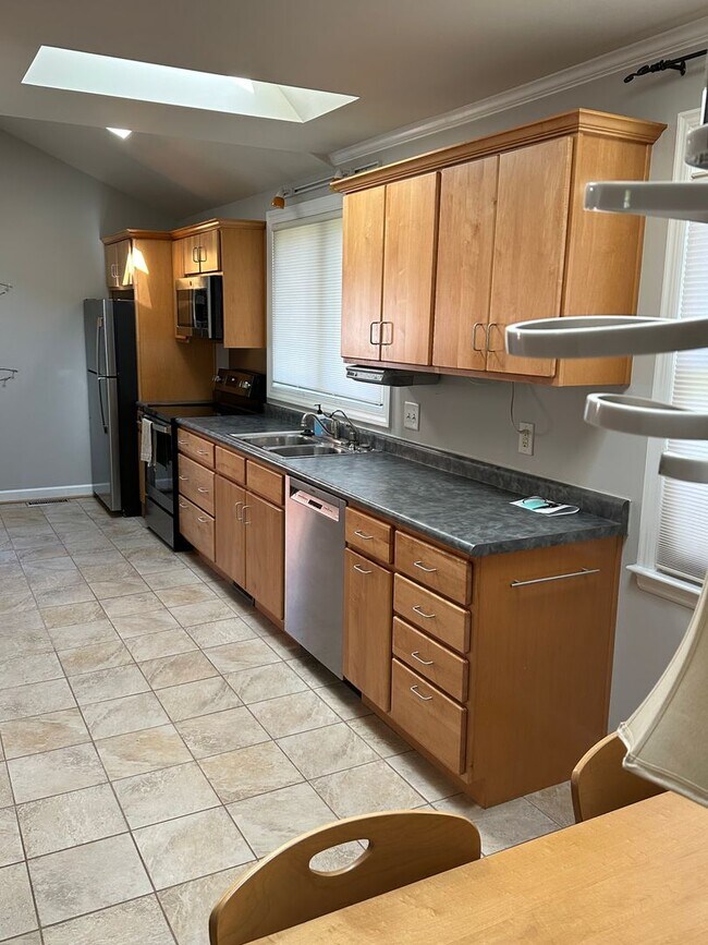 Building Photo - Charming 3 BR, 2.5 Ba house in a great location in town on a quiet cul de sac