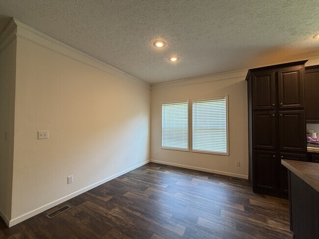 Building Photo - 1311 E Memorial Hwy