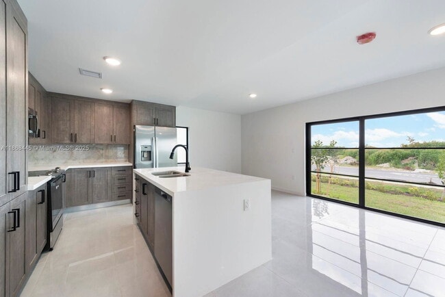 Building Photo - 1350 NW 2nd St