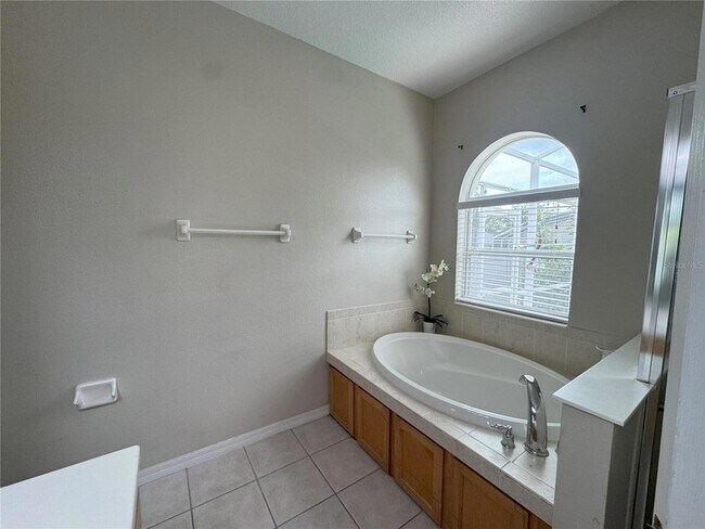 Building Photo - 139 Chaucer Ave