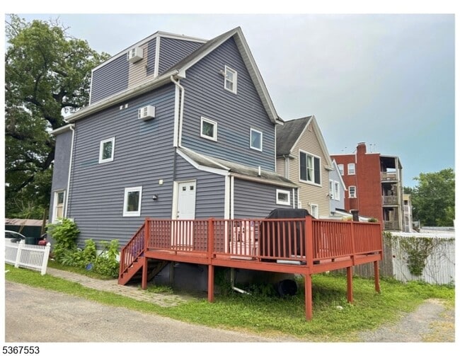Building Photo - 210 Forest St