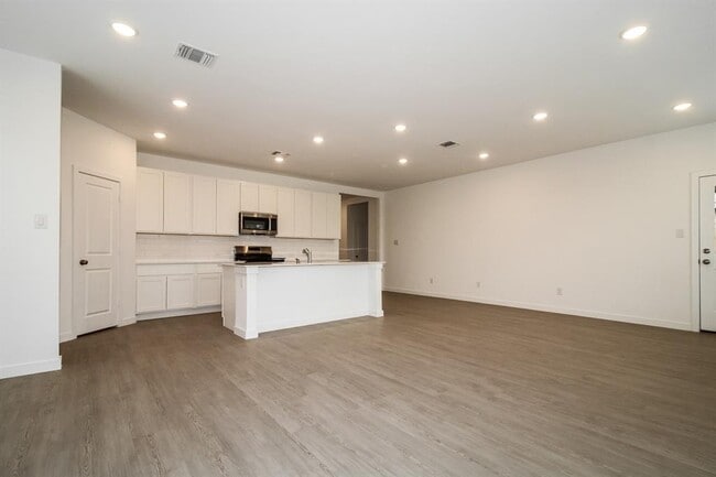 Building Photo - 1912 Ponderosa Pne Ln