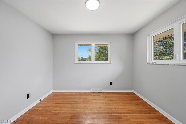 Building Photo - 333 E Ridgewood Dr