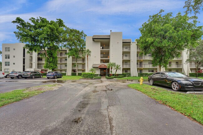 Building Photo - 9470 Poinciana Pl