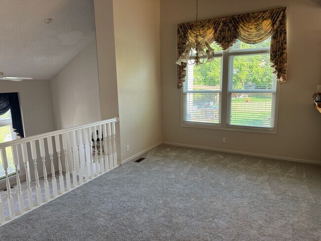 Building Photo - Four Bedroom Home Available in July - Fini...