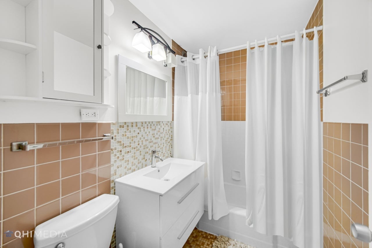 Building Photo - 726 Dempster St