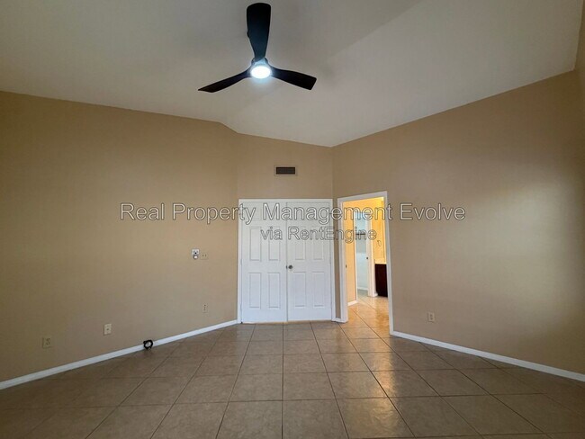 Building Photo - 7568 W Kerry Ln