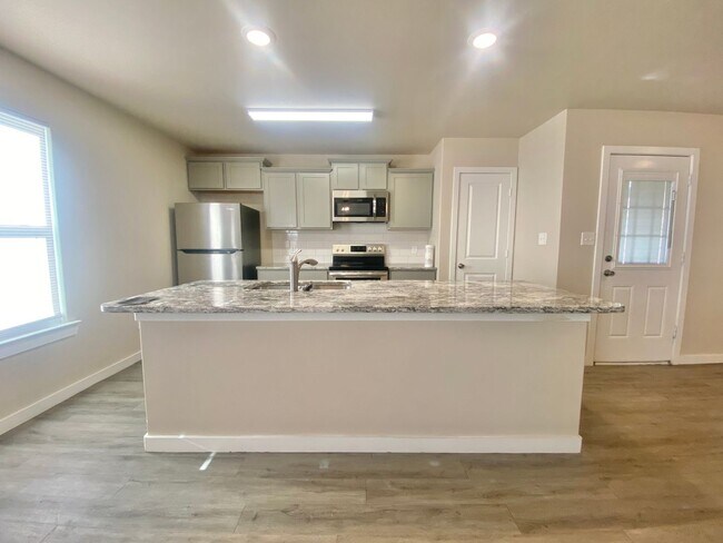 Building Photo - Now accepting Section 8