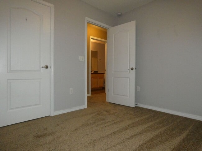 Building Photo - Beautiful Custom Home - Large Lot