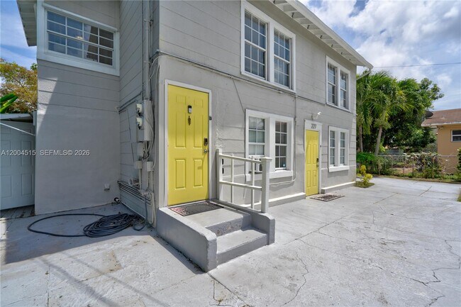 Building Photo - 227 SW 30th Ave