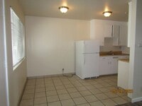 Building Photo - Cozy One Bed One Bath Apartment Near Downtown Santa Rosa! $1,600/Monthly